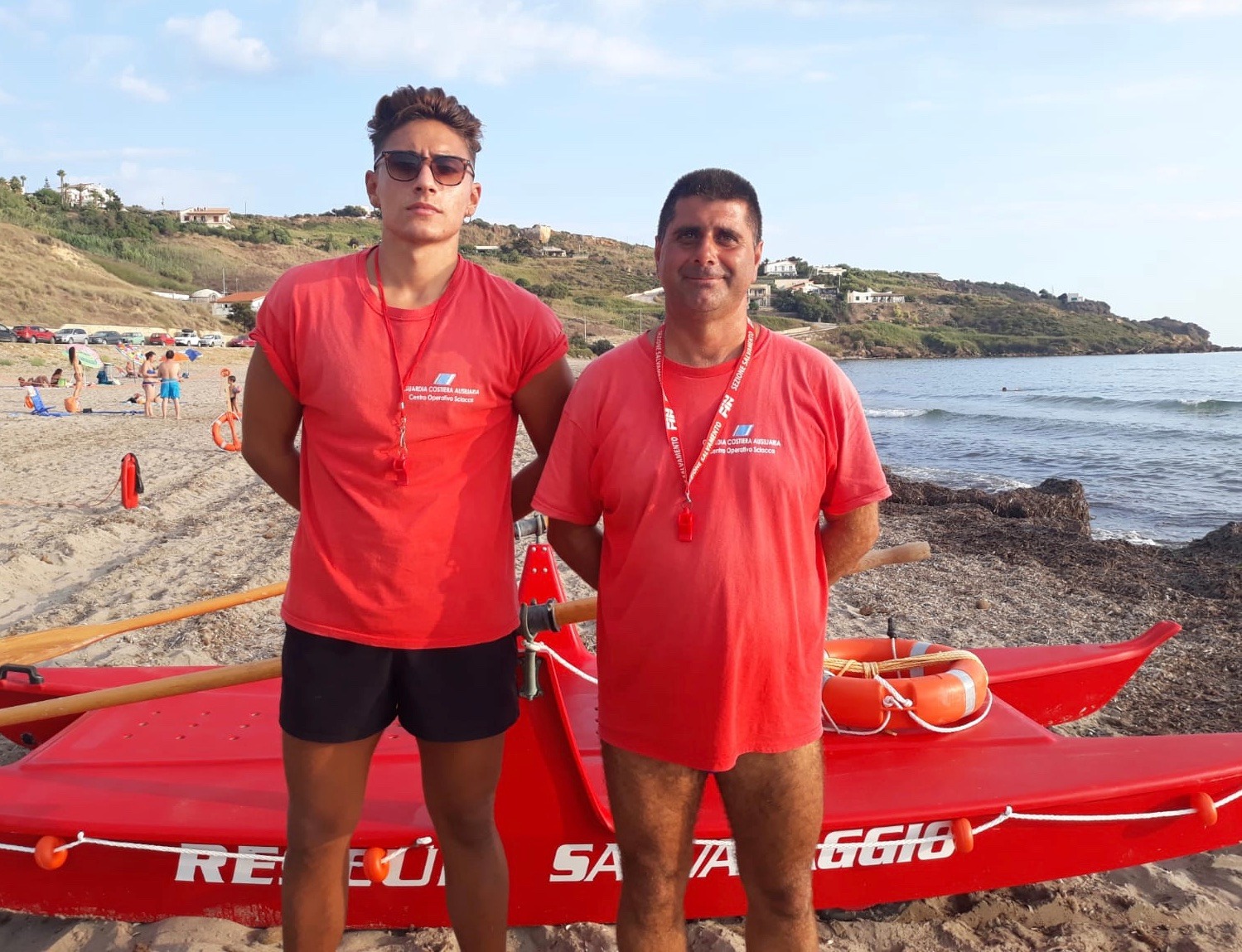 Salvataggio sulla spiaggia di Capo San Marco a Sciacca, assistenti bagnanti soccorrono una bambina