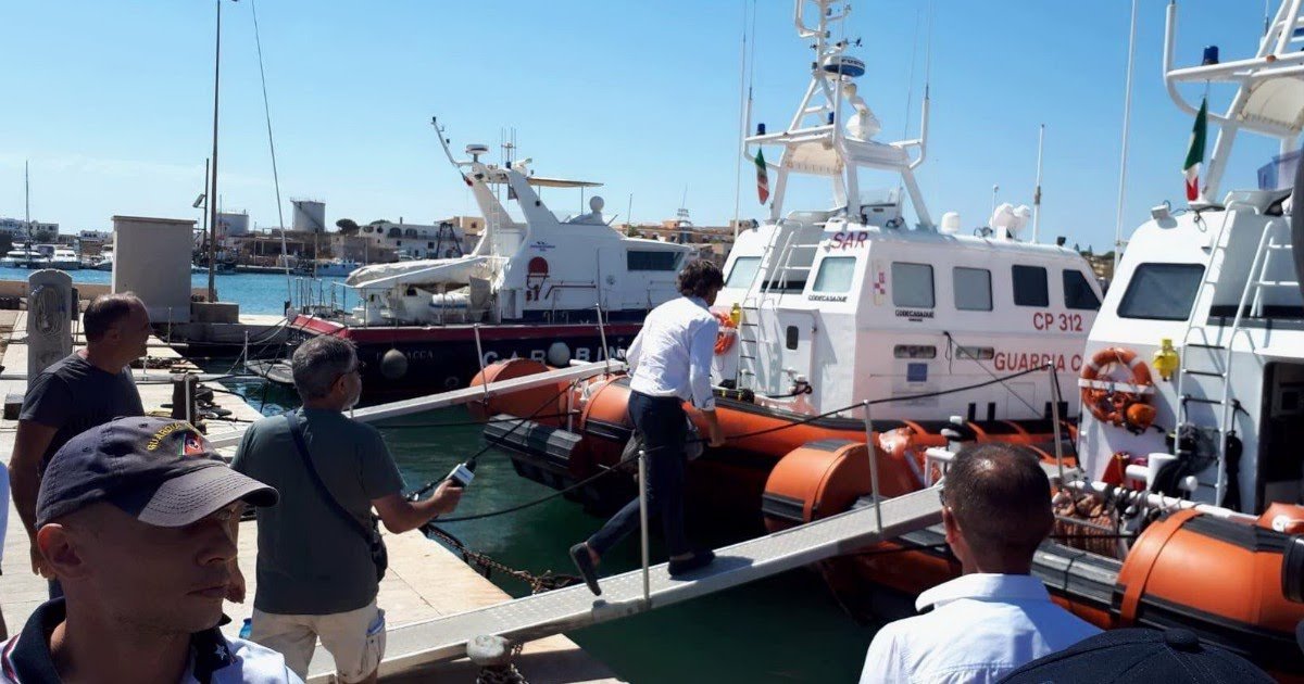 Evacuati i migranti della Open Arms, in porto dopo 19 giorni di stallo dinnanzi Lampedusa