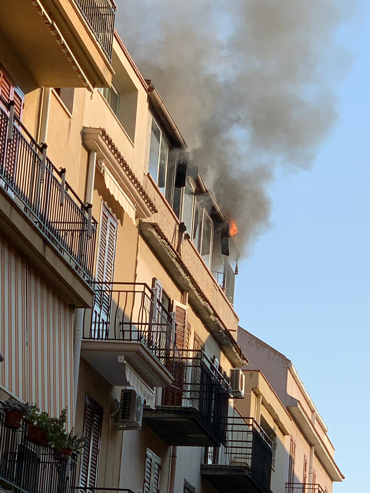 Incendio in via Leonardo Cacioppo a Menfi, fiamme in un appartamento del centro