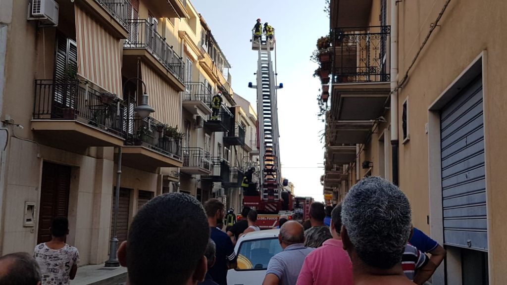 Distrutta a Menfi la mansarda al terzo piano in cui è divampato un incendio