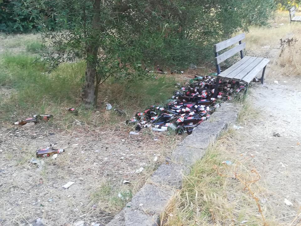 A Sciacca nel viale dedicato ai caduti di Nassirya un tappeto di bottiglie di birra