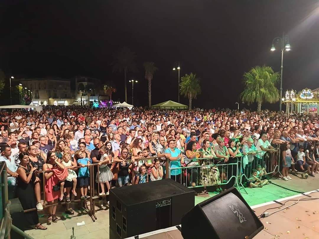 Torna stasera il festival della cartapesta, ieri sera molta gente in piazza per l'appuntamento col Carnevale