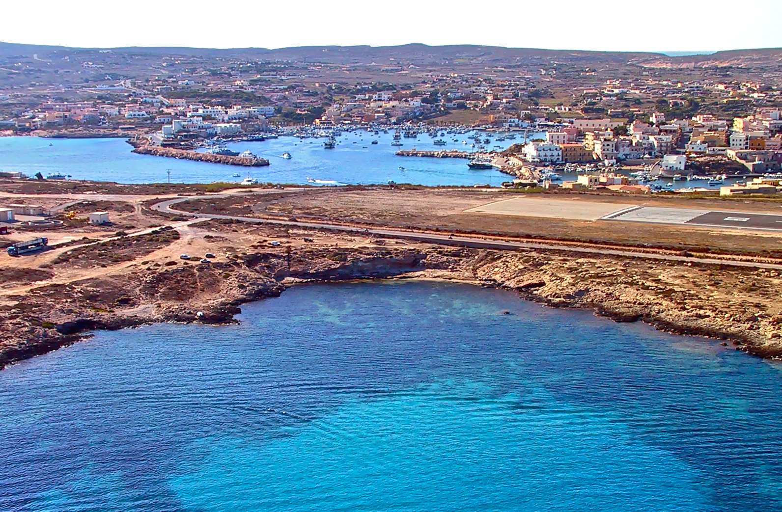Lampedusa nel caos, il sindaco: "Nessuna attenzione, guasta anche la macchina per le impronte digitali"