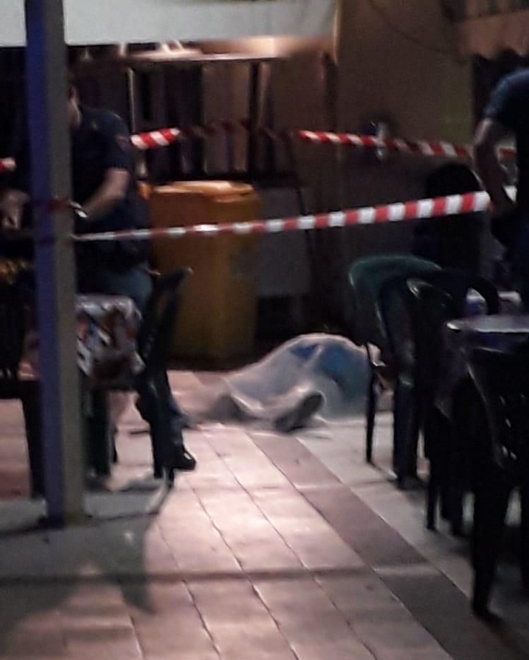 Un uomo muore in piazza Friscia a Sciacca, indaga la polizia