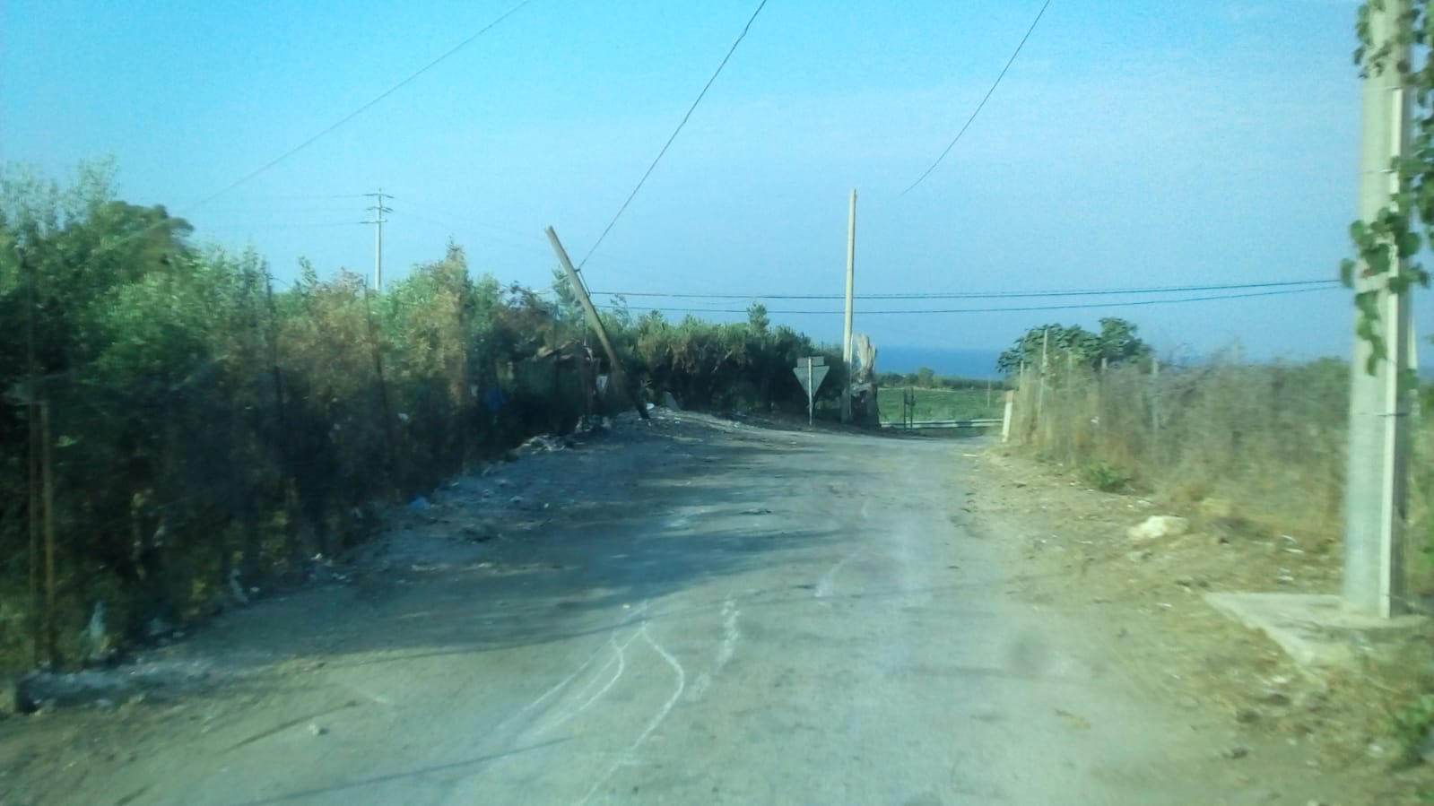 Ripulita la strada della "vergogna" a San Giorgio, bonifica anche alla Marina e domani a San Calogero