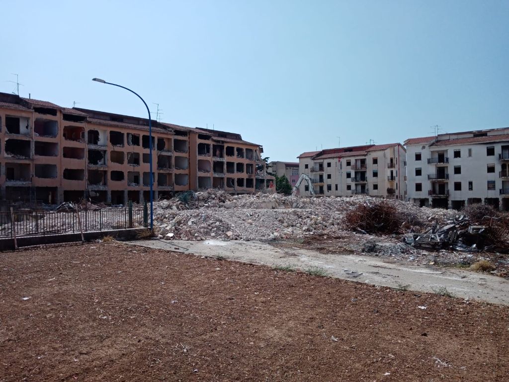 Demolito il primo blocco di case popolari in Largo Martiri di via Fani a Ribera