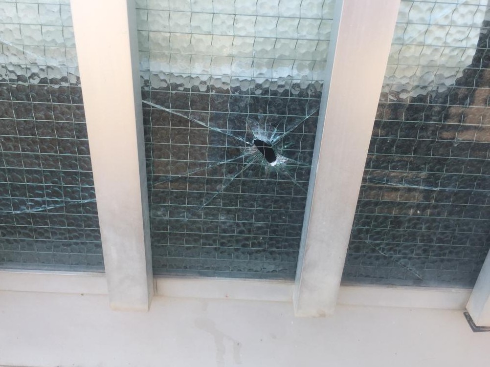 La polizia municipale di Castelvetrano nel mirino, uno sparo sulla vetrata del Comando