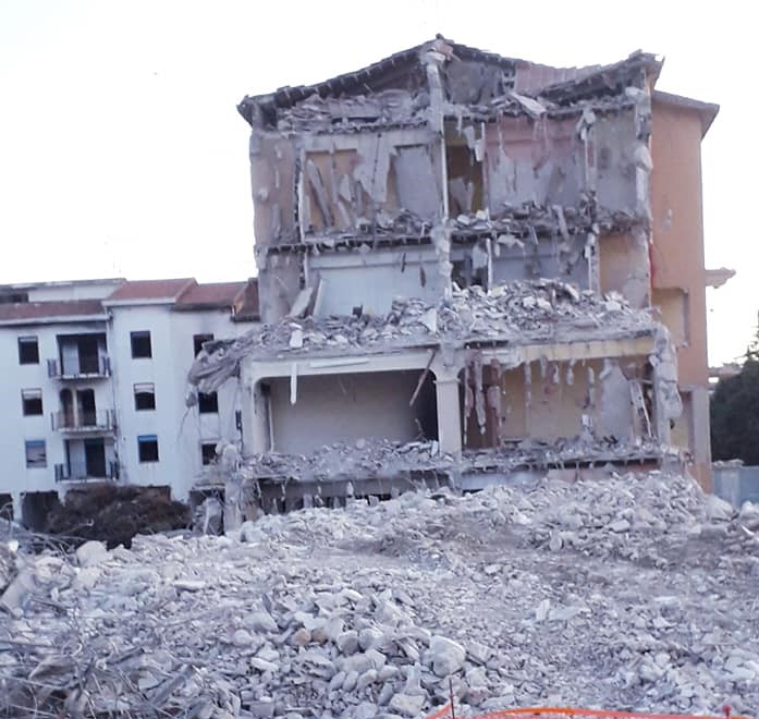 Largo Martiri di via Fani a Ribera, avviata la seconda fase della demolizione delle case popolari