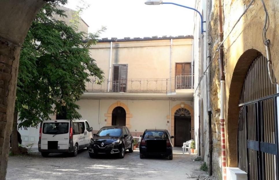 Un uomo sottoposto a fermo per la morte del settantacinquenne in una comunità alloggio di Ribera