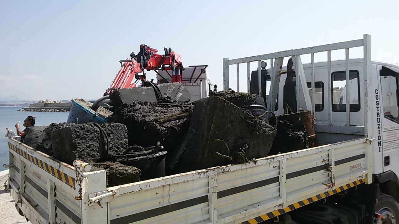 Diciotto tonnellate di rifiuti il bilancio della bonifica di oggi nel mare di Porto Palo