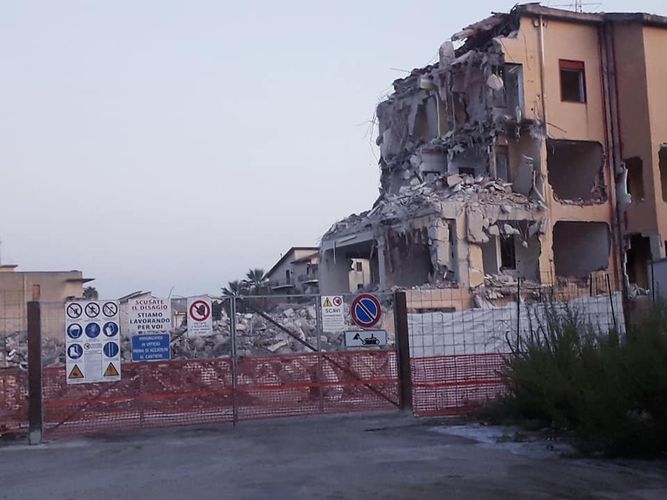 Avviata la demolizione del secondo blocco degli alloggi popolari di Largo Martiri di via Fani a Ribera