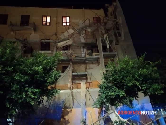 Crolla l'impalcatura, paura ad Agrigento in piazza Cavour
