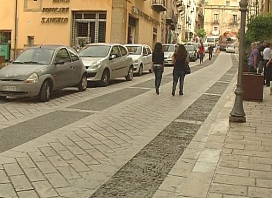 Divieto di sosta nella via Roma a Sciacca, scattano anche due multe ad un'auto di servizio del Comune