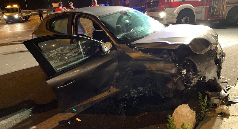 E' giallo sull'incidente alla rotonda "Degli Scrittori": scompare il conducente dell'Alfa Romeo