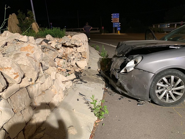 Incidente alla rotonda "Degli Scrittori": identificato il conducente dell'Alfa Romeo