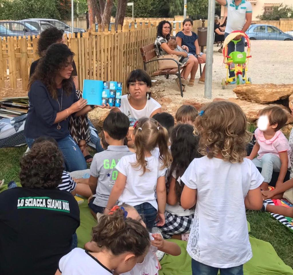 “Letture sul prato per i bambini”, successo per l'iniziativa del club per l'Unesco di Sciacca al Green Park Michele Buscarnera
