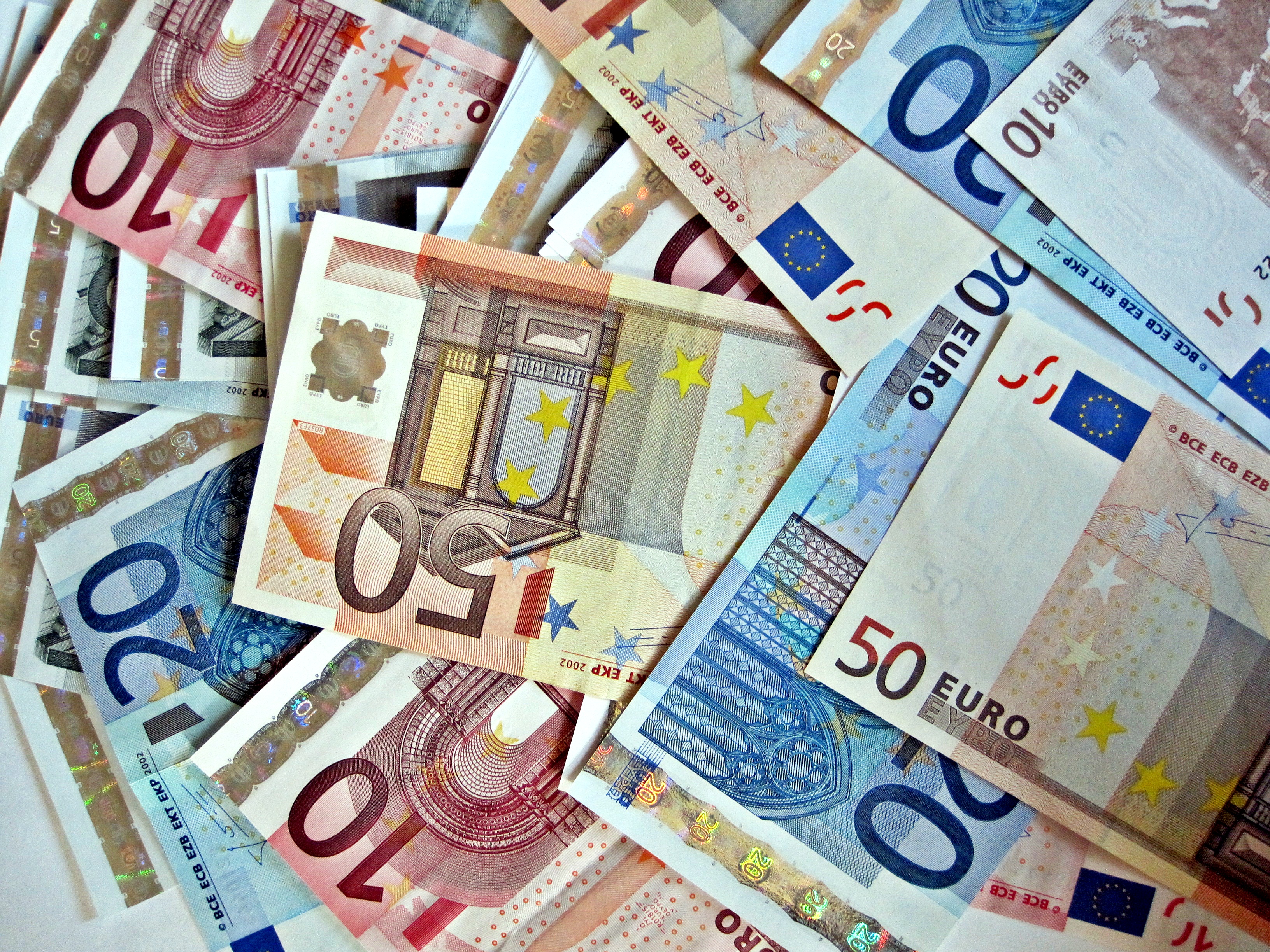 A Sambuca trova un borsello con mille euro in contanti smarrito da un medico e lo consegna ai carabinieri