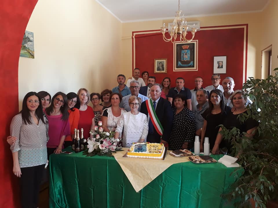 A Burgio e Lucca Sicula stabilizzati 33 precari e in municipio arrivano le torte