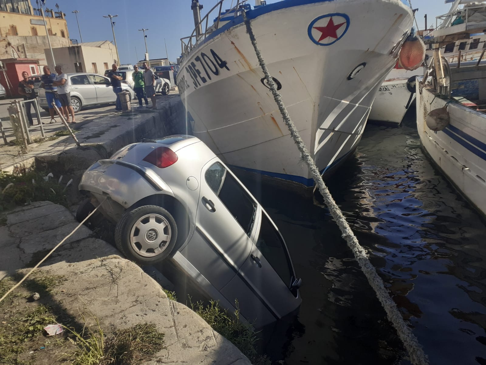 Auto in mare al porto di Sciacca, nessun ferito