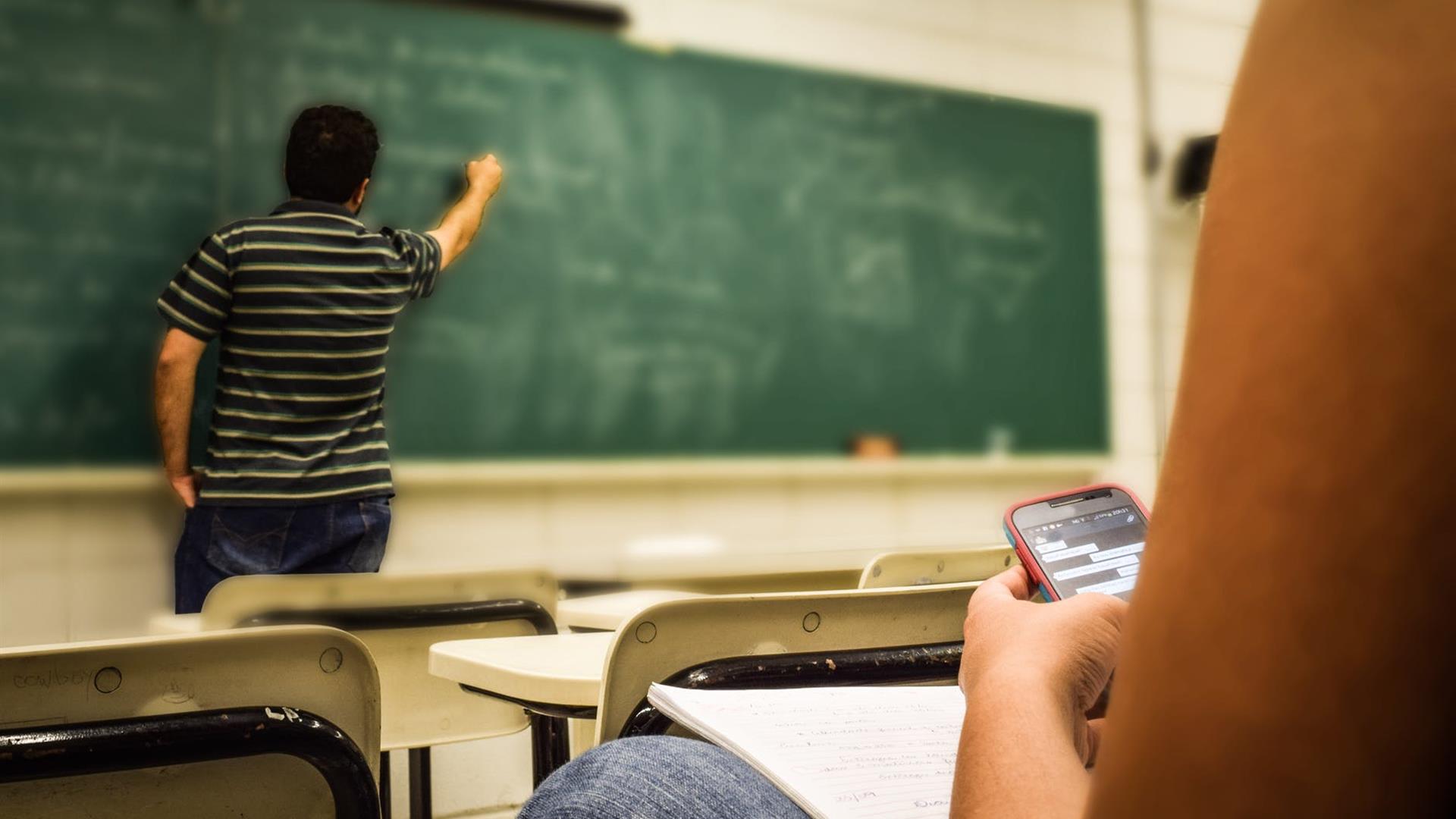 Cellulari spenti durante la lezione e due pause per usarlo, la proposta in una scuola di Cefalù da parte degli studenti