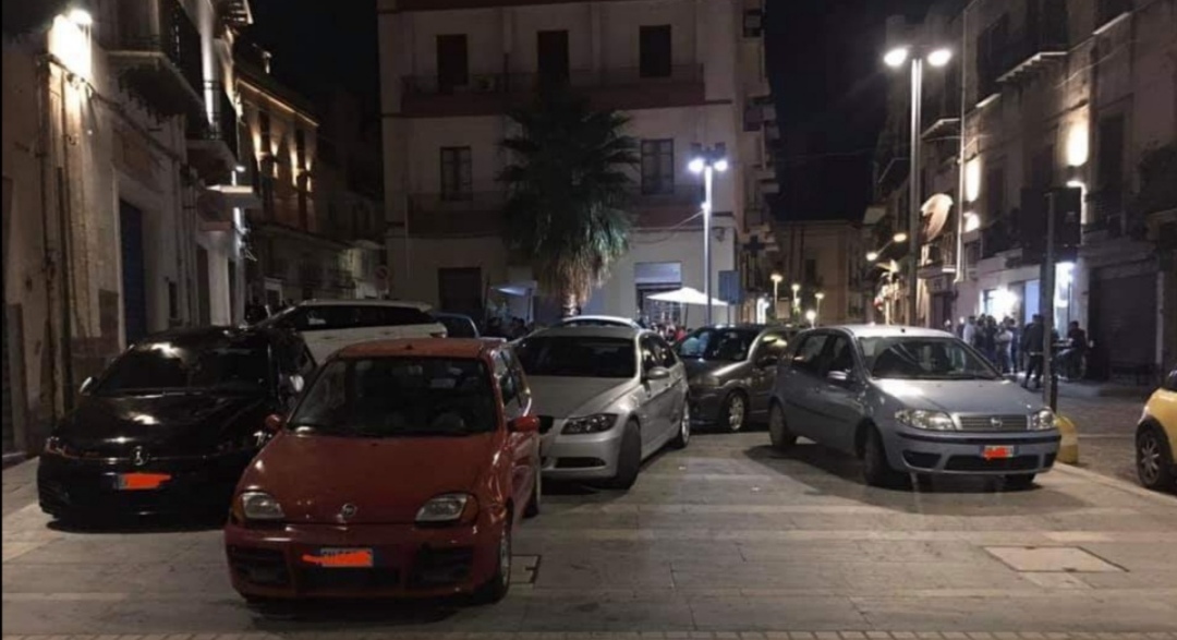Parcheggio selvaggio del sabato sera a Sciacca, senza controlli non cambierà mai nulla