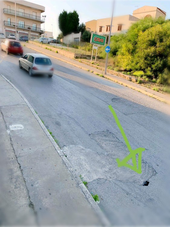 Un buco sospetto in via Giovanni XXIII, strada spesso interessata da cedimenti