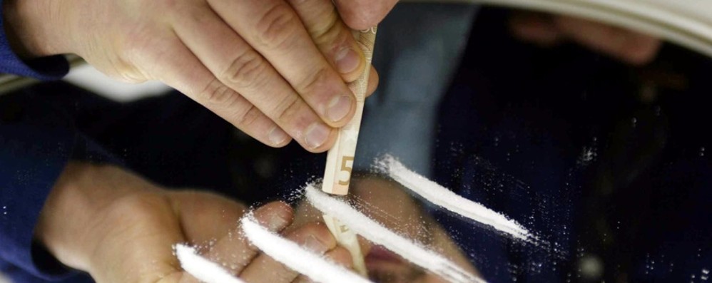 Ripresi con lo smartphone mentre sniffano cocaina tra i vicoli del centro i residenti:"Siamo sdegnati"