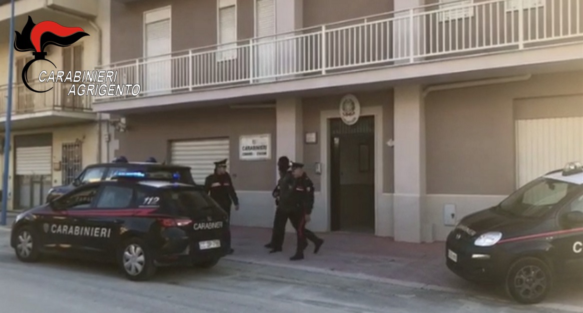 Gambiano aggredisce coppia di anziani nei pressi dell’ufficio postale, arrestato dai carabinieri