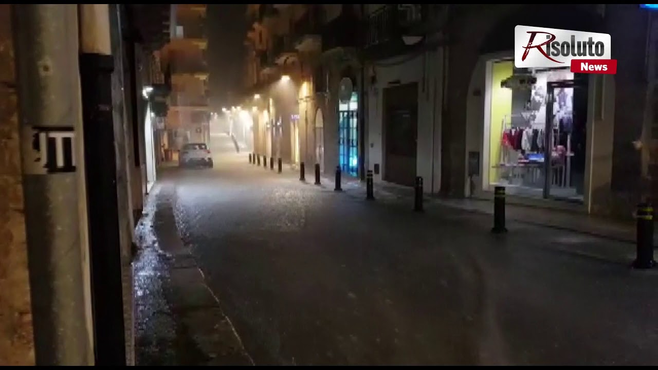 Pioggia battente e allagamenti a Sciacca, disagi in piazza Carmine