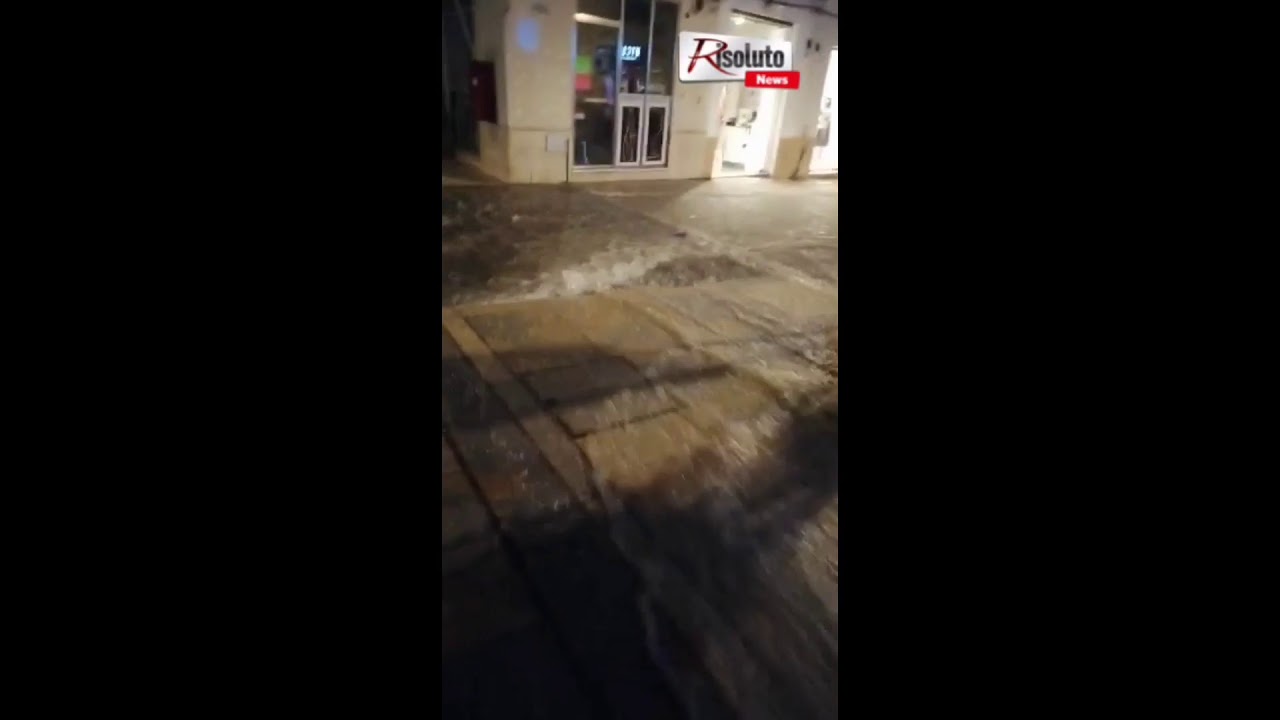 Un fiume d'acqua a Sciacca da San Michele verso il centro