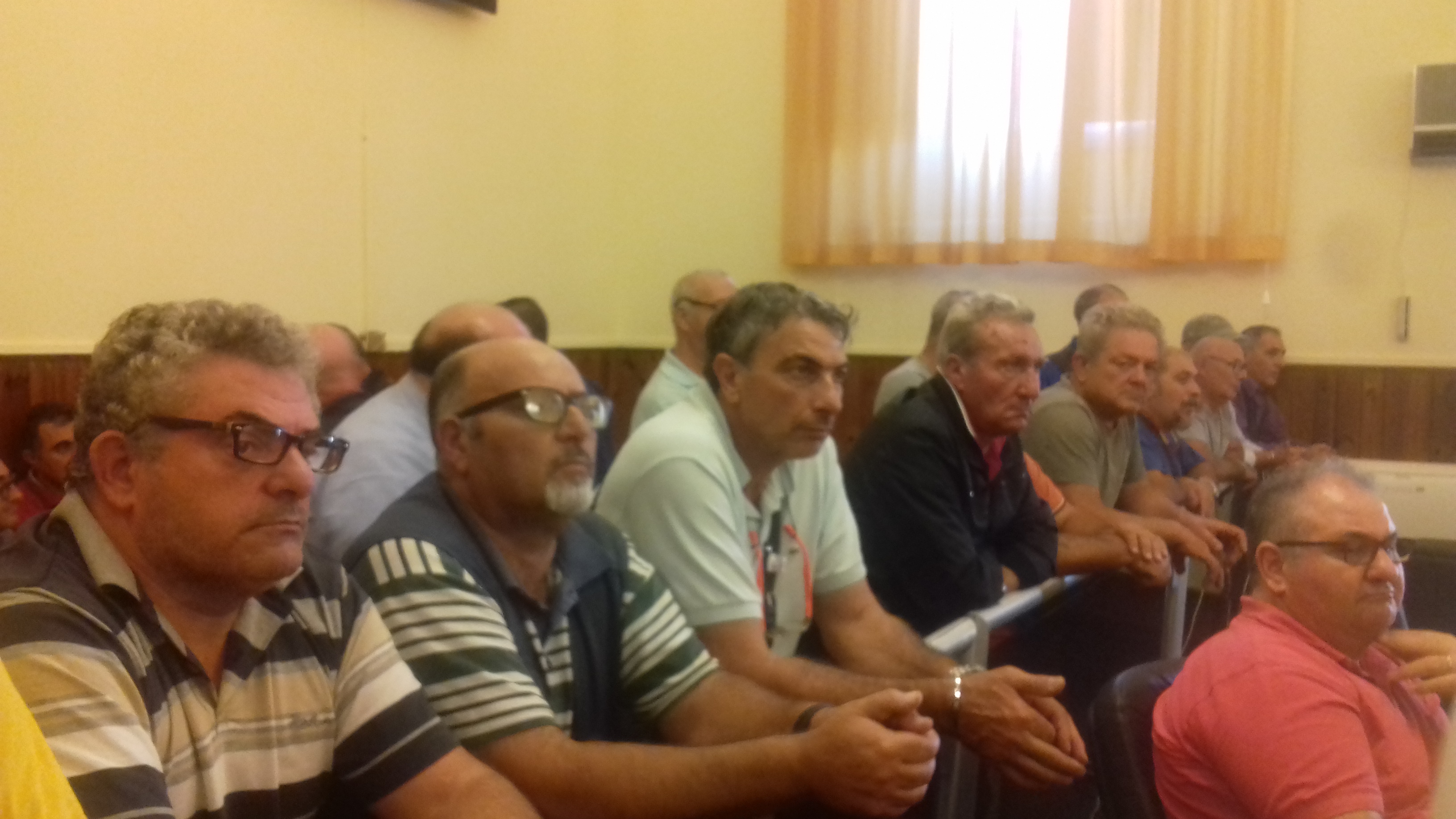 Consiglio comunale rinviato alle 15, "seduta del cuore e delle pistole"