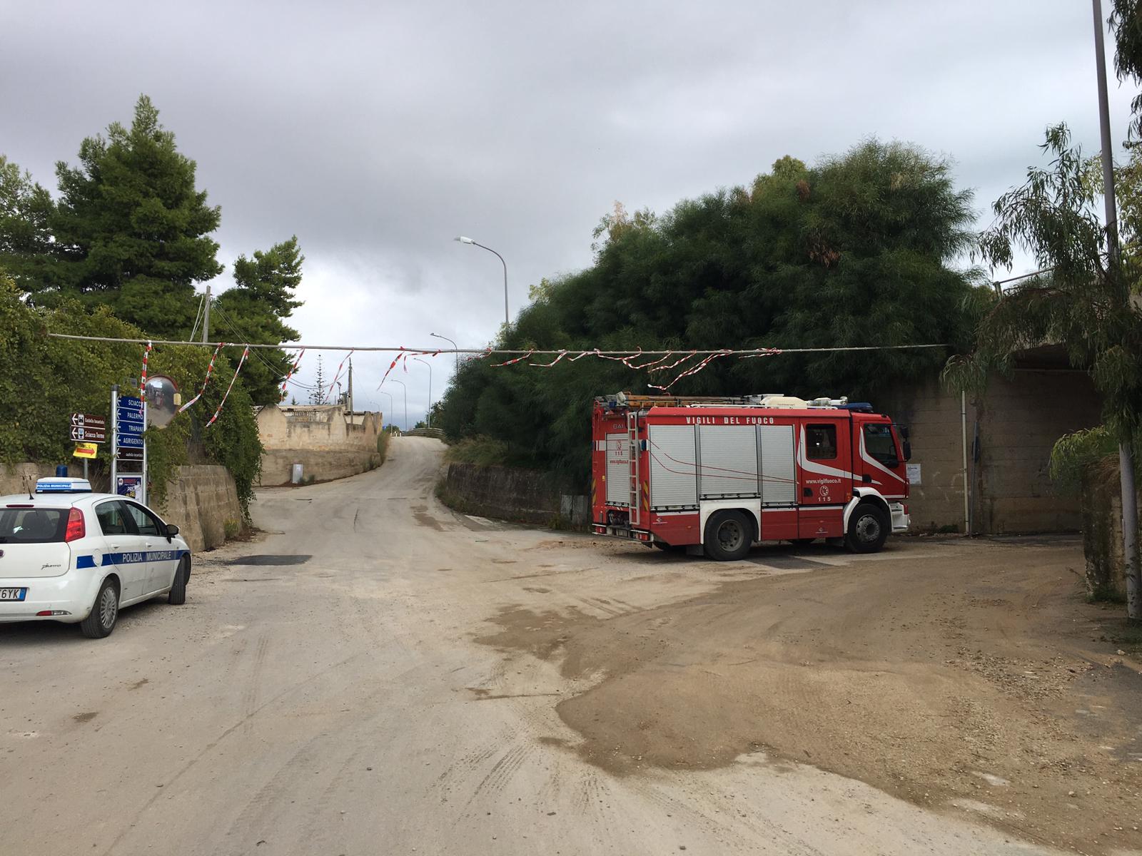 Giu' due pali Telecom al cavalcavia di via Ghezzi, intervento dei vigili del fuoco