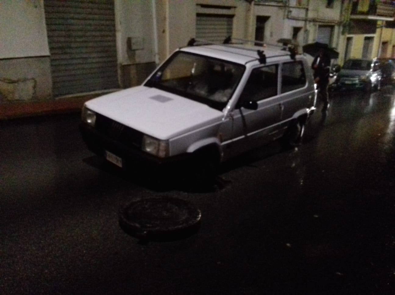 Pioggia battente a Sciacca: auto finisce in un tombino