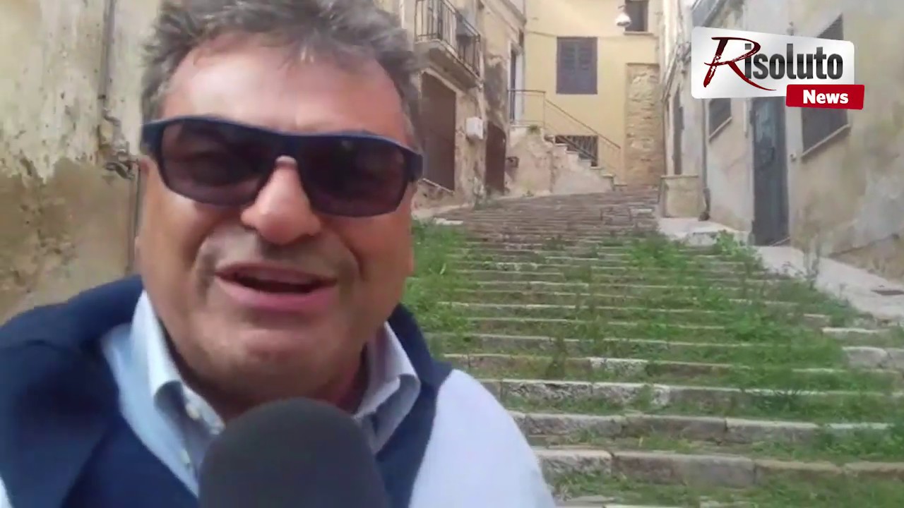 Salita Consiglio a Sciacca una distesa di erba, protesta un cittadino