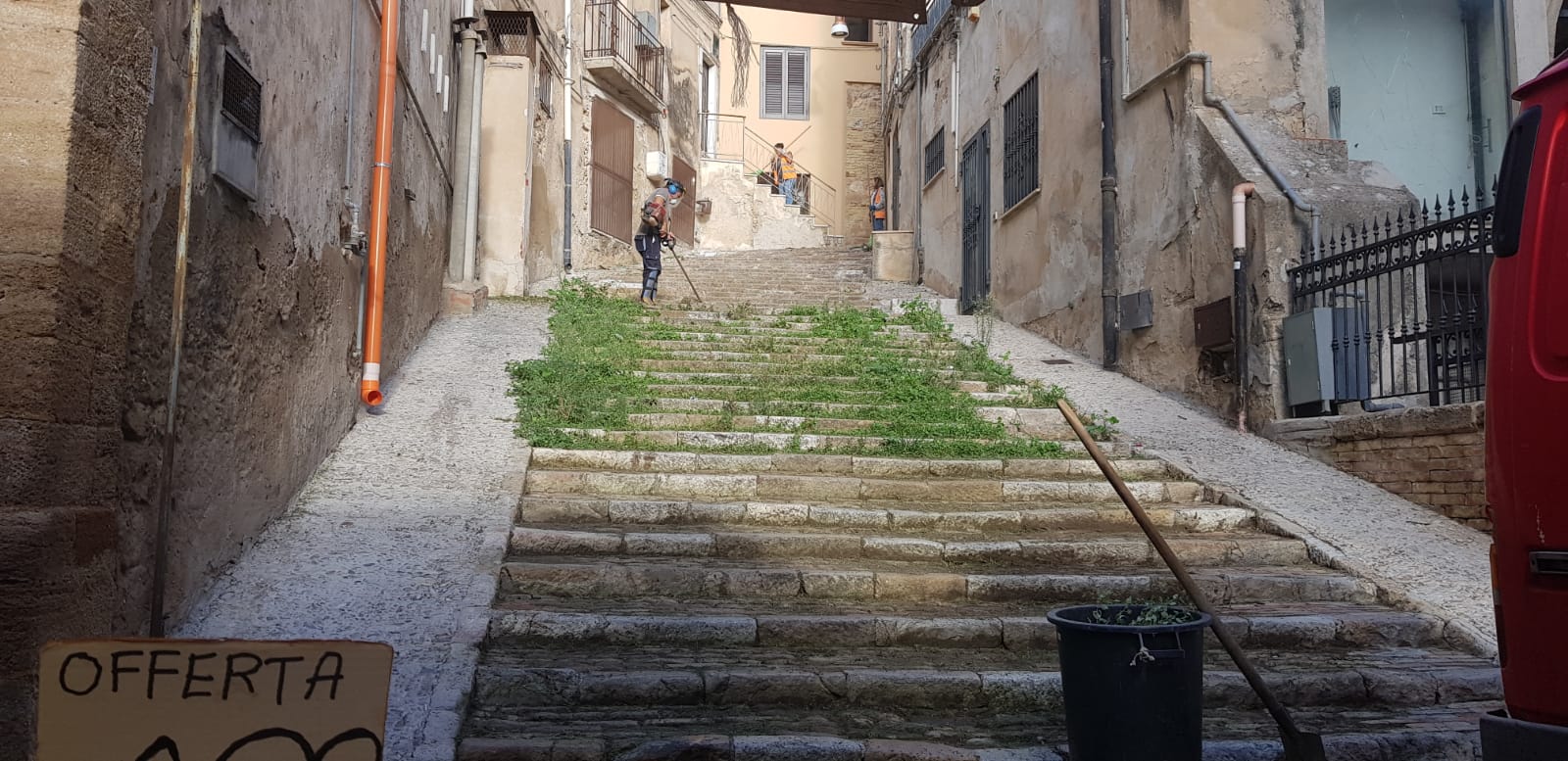 Alla Salita Consiglio arrivano gli operatori del Comune, liberata la scalinata dalle erbacce