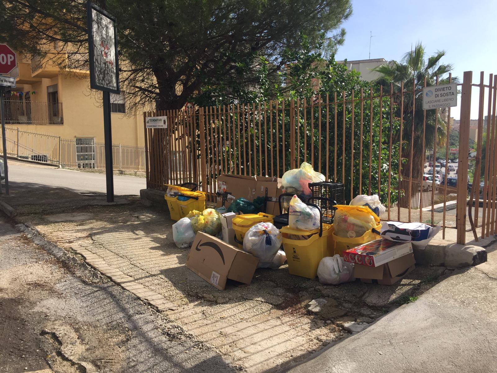 Assemblea degli addetti al servizio di raccolta dei rifiuti e l'immondizia in alcune zone di Sciacca questa mattina non viene ritirata