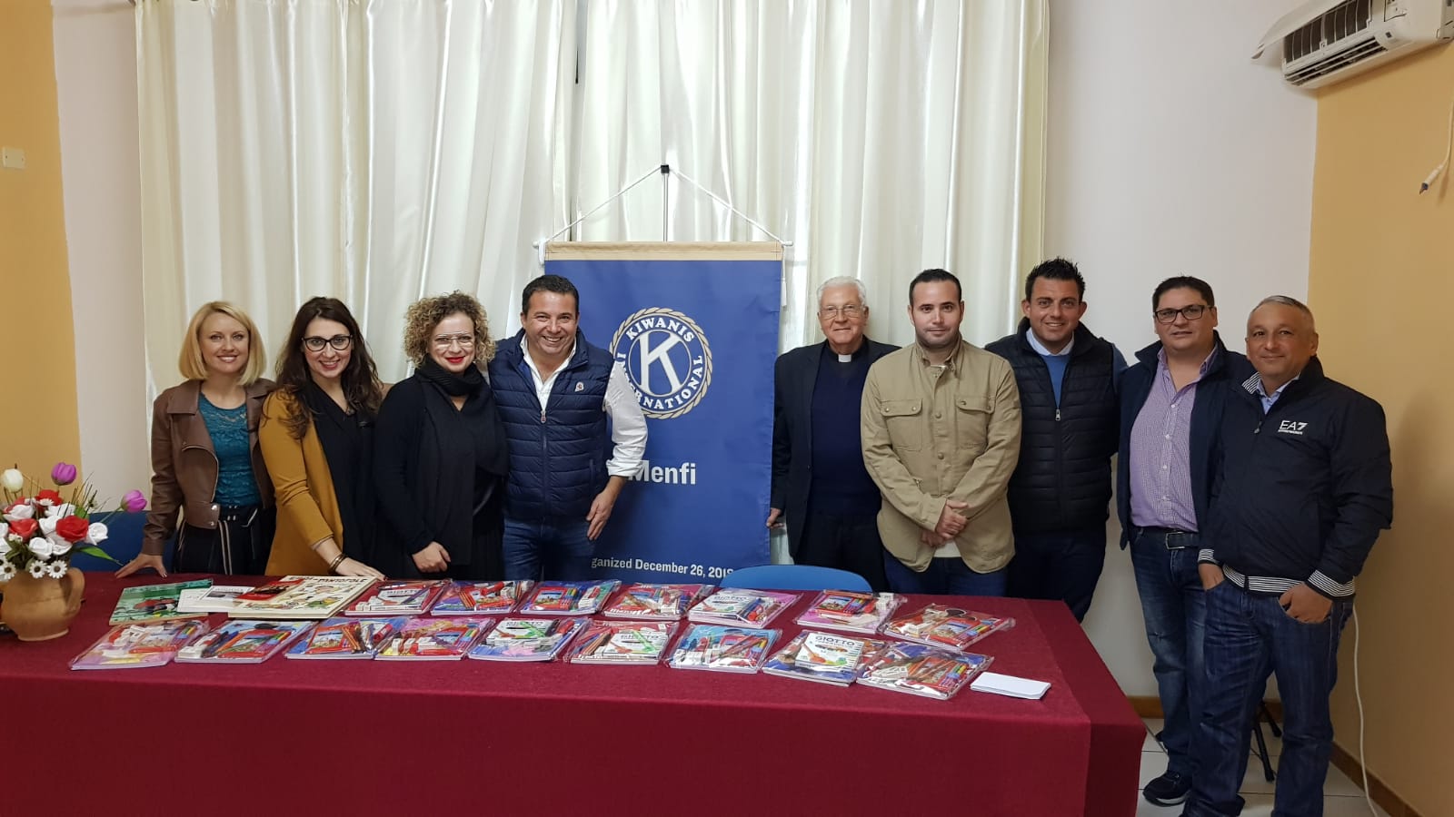 Il Kiwanis club di Menfi consegna materiale scolastico a don Saverio Catanzaro  per la missione di Ismani in Tanzania