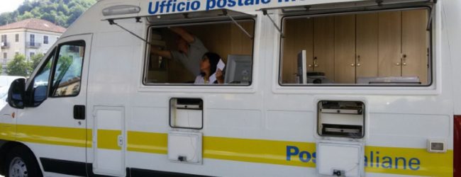 Infiltrazioni d'acqua nell'ufficio postale di Sambuca: gli impiegati lavorano fuori all'interno di un furgone