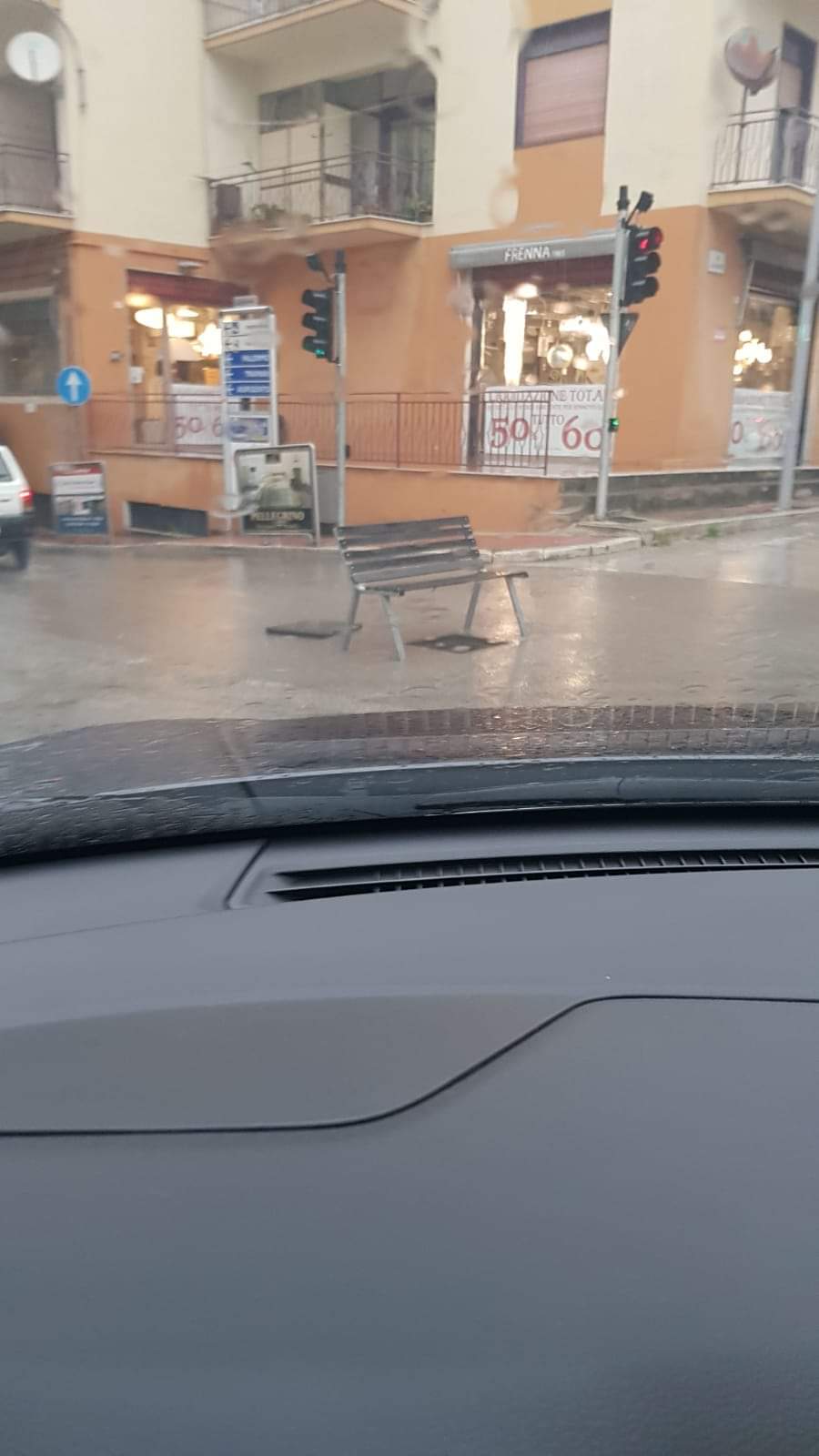 Sciacca, una panchina al centro della strada per segnalare un tombino aperto