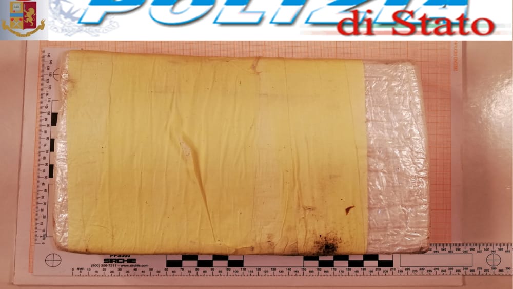 Un chilo di coca nascosto in campagna: avrebbe fruttato 300mila euro