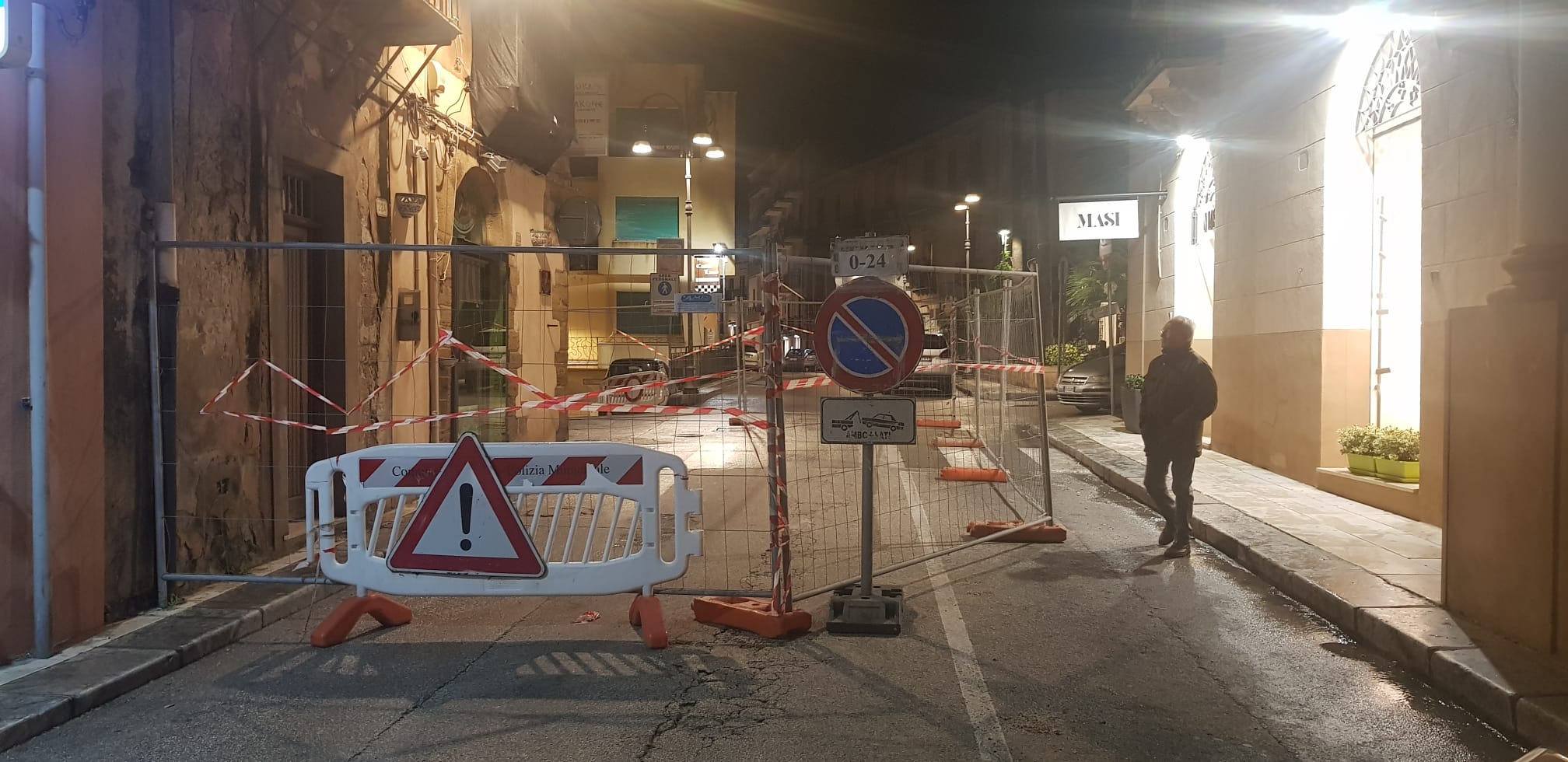 Si allungano i tempi per riaprire al transito via Licata e la Seniazza resta al buio