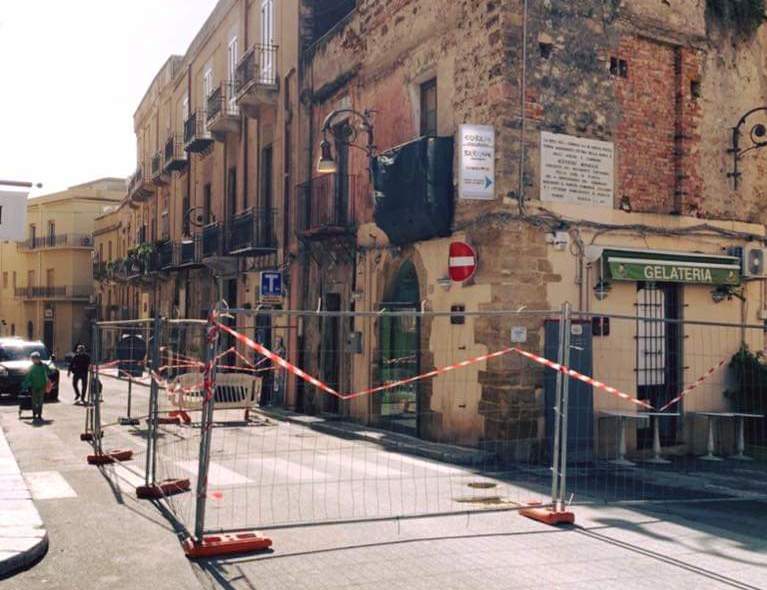 Non sono ancora iniziati i lavori di messa in sicurezza dell'edificio peri colante in via Licata, resta chiusa al traffico la parte della strada del centro di Sciacca
