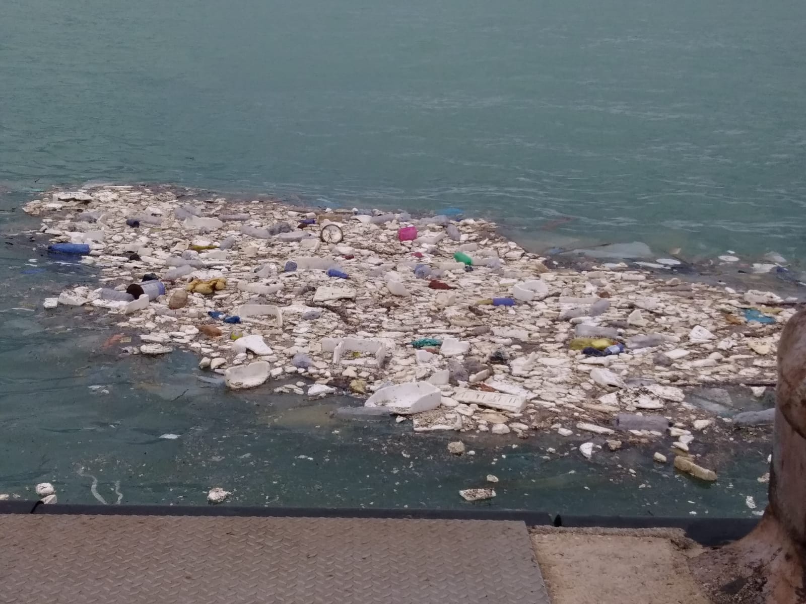 Ammasso di plastica nel mare del porto di Sciacca, i venti riportano il pattume a galla