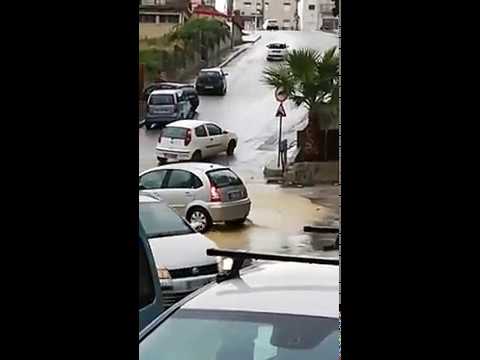 Pochi minuti di pioggia e la rotonda tra la via Amendola e via Giovanni XXIII è già un colabrodo