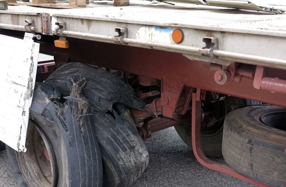 Gli esplode un grosso pneumatico in faccia: muore diciottenne di Palermo
