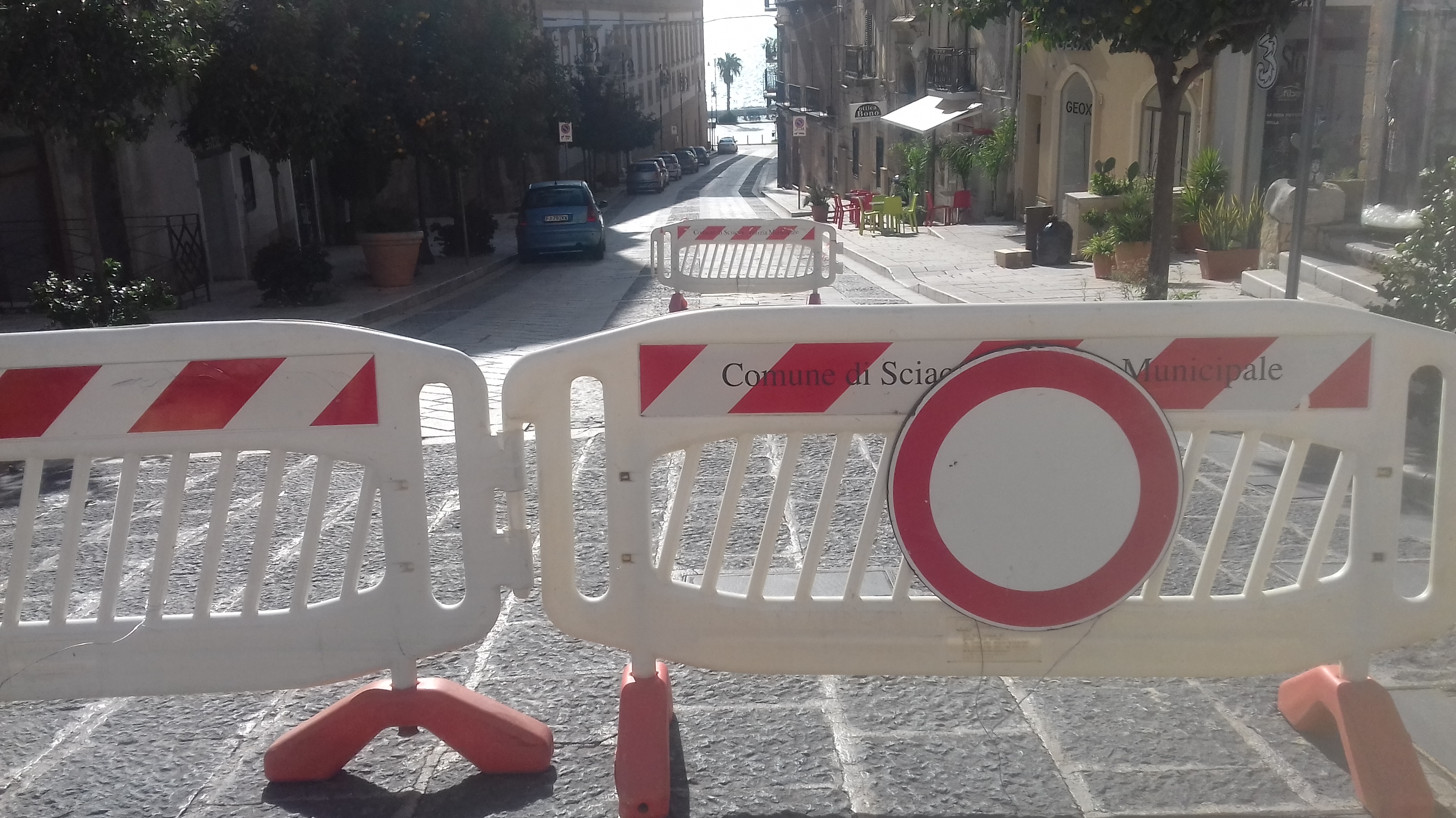 Chiusa via Roma a Sciacca per una basola divelta