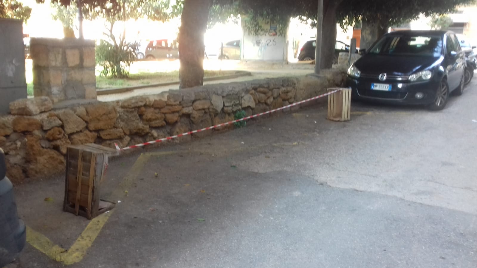 Quando le strisce gialle non bastano... arriva "l'ingegno" del cittadino...