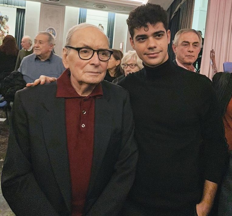 Il musicista e attore riberese Emanuele Misuraca riceve il premio “Excellentissimus” davanti al maestro Ennio Morricone