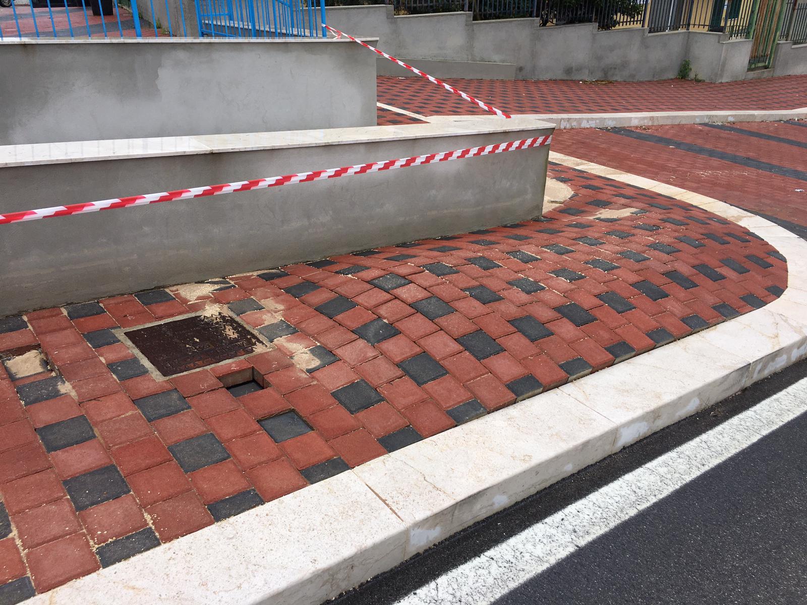Marciapiedi di via Capurro off limits, smottamento su lavori terminati pochi mesi fa