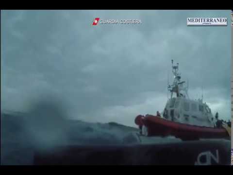 Ennesimo naufragio di migranti a Lampedusa, le immagini del commovente salvataggio anche di una bimba di pochi mesi da parte della Guardia Costiera